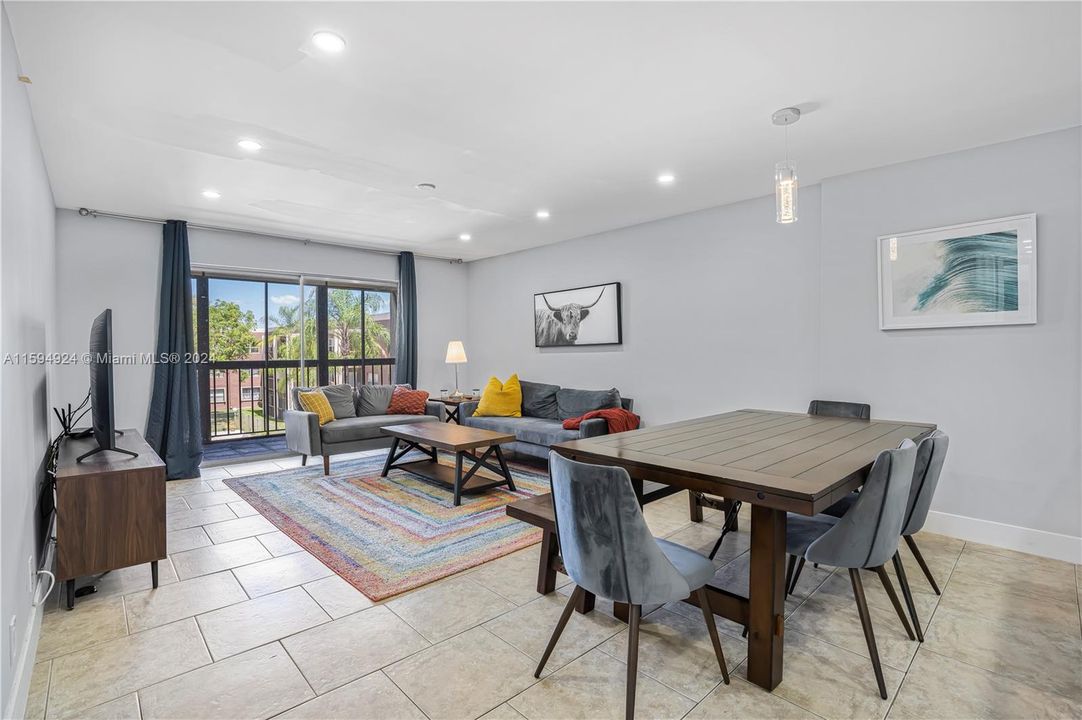 Active With Contract: $274,900 (2 beds, 2 baths, 1060 Square Feet)