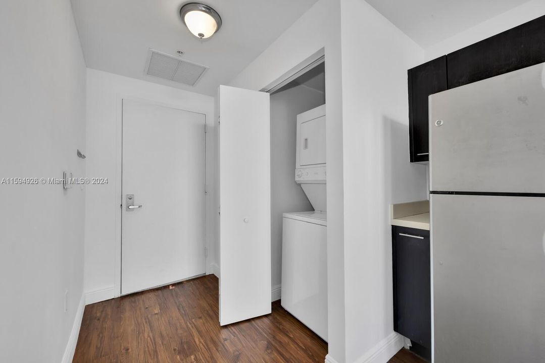 For Sale: $375,000 (1 beds, 1 baths, 814 Square Feet)