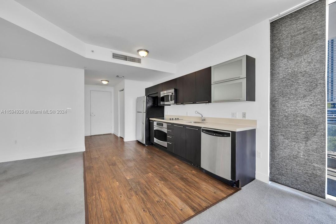 For Sale: $375,000 (1 beds, 1 baths, 814 Square Feet)