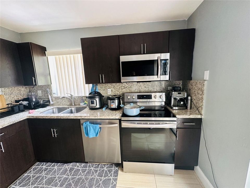 Recently Sold: $465,000 (3 beds, 2 baths, 1190 Square Feet)