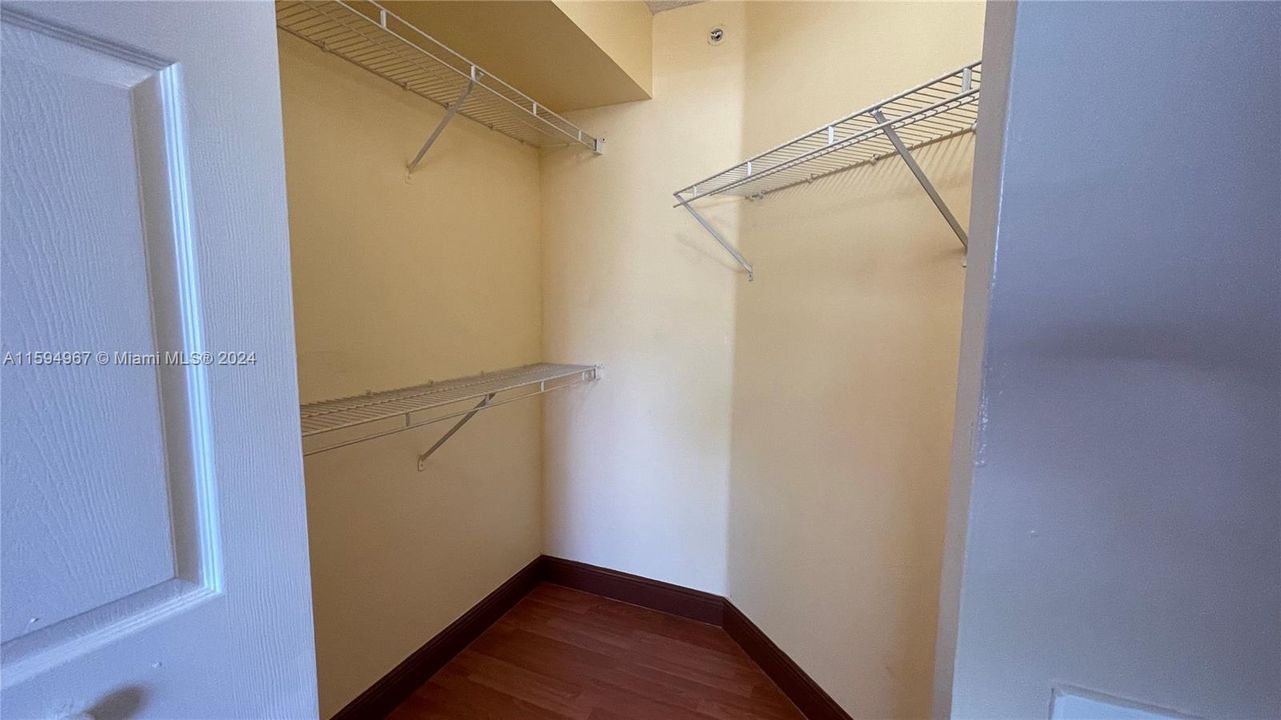 Vendido Recientemente: $299,999 (2 camas, 2 baños, 1000 Pies cuadrados)