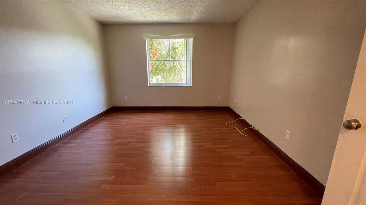 Vendido Recientemente: $299,999 (2 camas, 2 baños, 1000 Pies cuadrados)