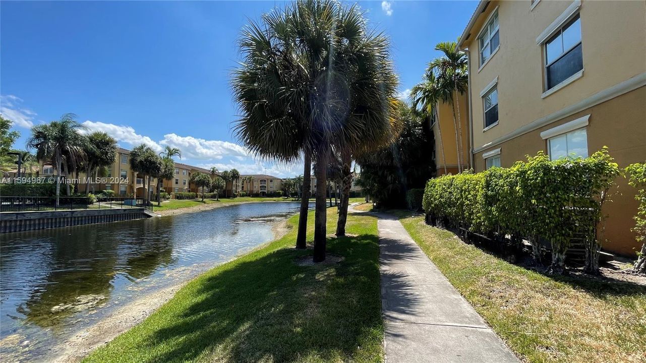 Active With Contract: $299,999 (2 beds, 2 baths, 1000 Square Feet)