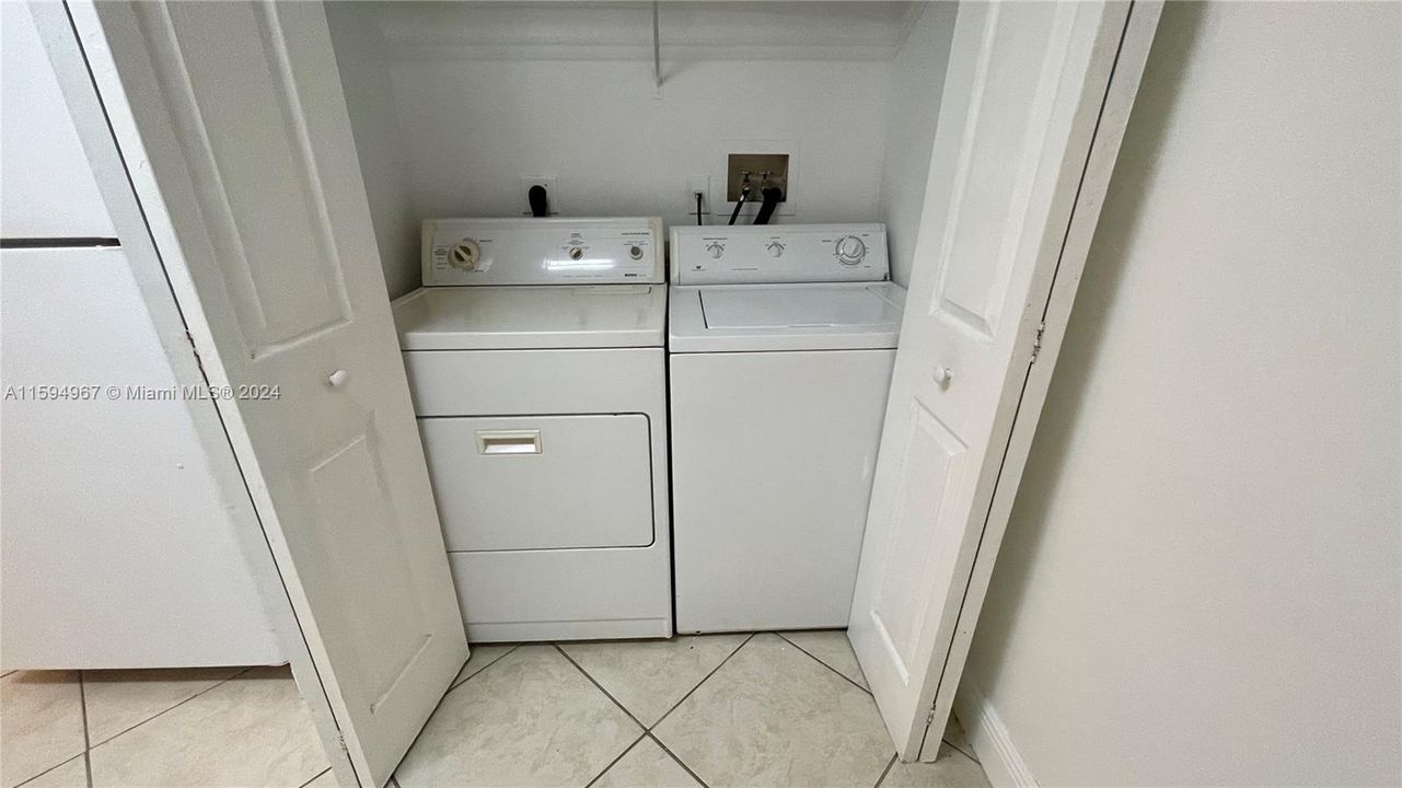 Vendido Recientemente: $299,999 (2 camas, 2 baños, 1000 Pies cuadrados)