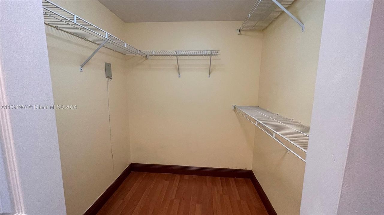 Vendido Recientemente: $299,999 (2 camas, 2 baños, 1000 Pies cuadrados)