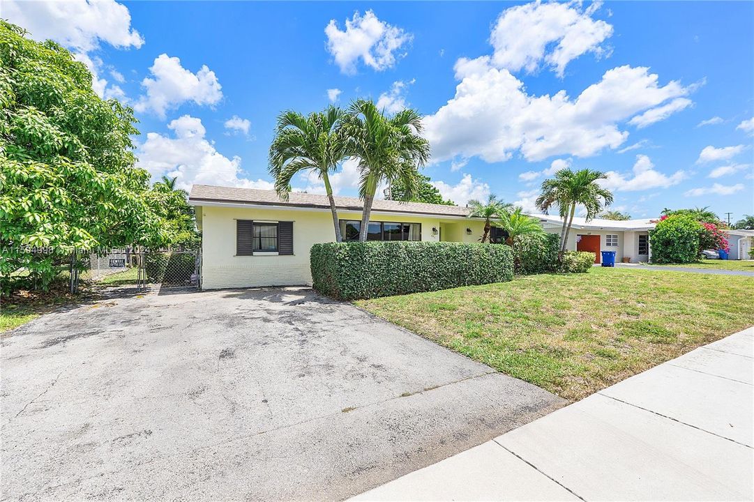 Active With Contract: $535,000 (3 beds, 2 baths, 1984 Square Feet)