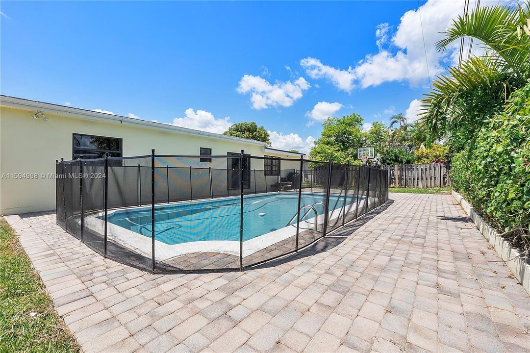 Active With Contract: $535,000 (3 beds, 2 baths, 1984 Square Feet)