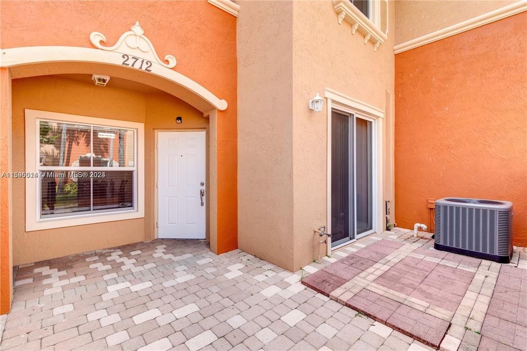 Active With Contract: $2,900 (3 beds, 2 baths, 1256 Square Feet)