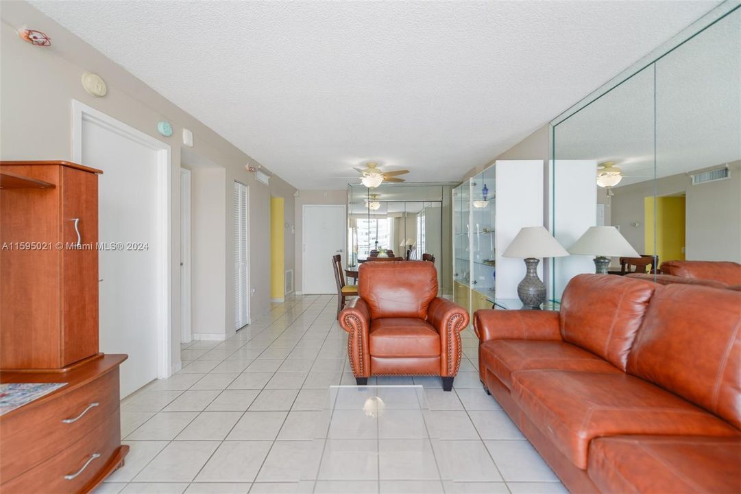 Recently Sold: $300,000 (1 beds, 1 baths, 676 Square Feet)