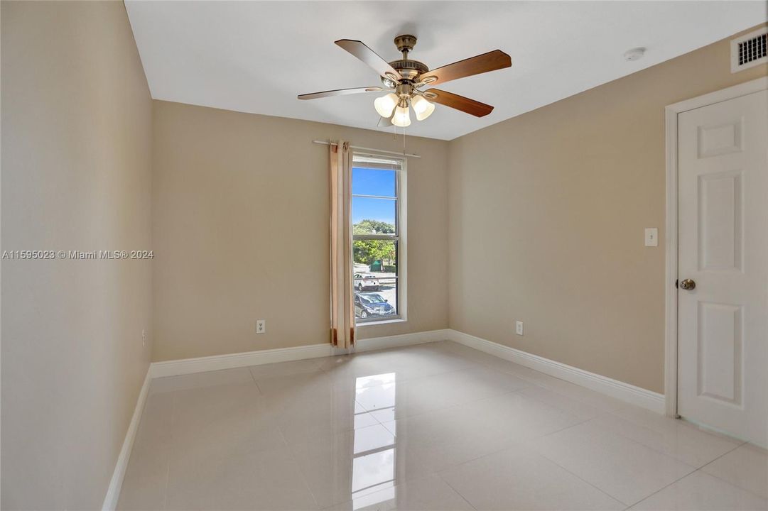 Active With Contract: $2,200 (2 beds, 1 baths, 891 Square Feet)