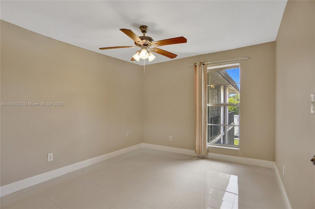 Active With Contract: $2,200 (2 beds, 1 baths, 891 Square Feet)