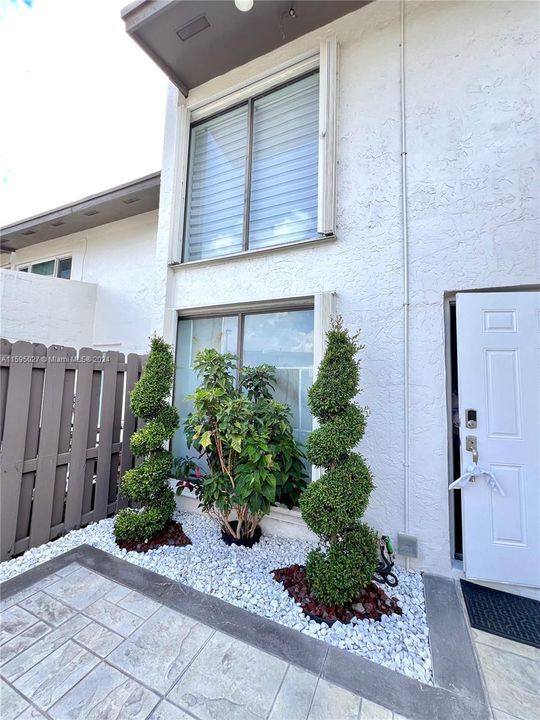 Active With Contract: $3,200 (3 beds, 2 baths, 1378 Square Feet)