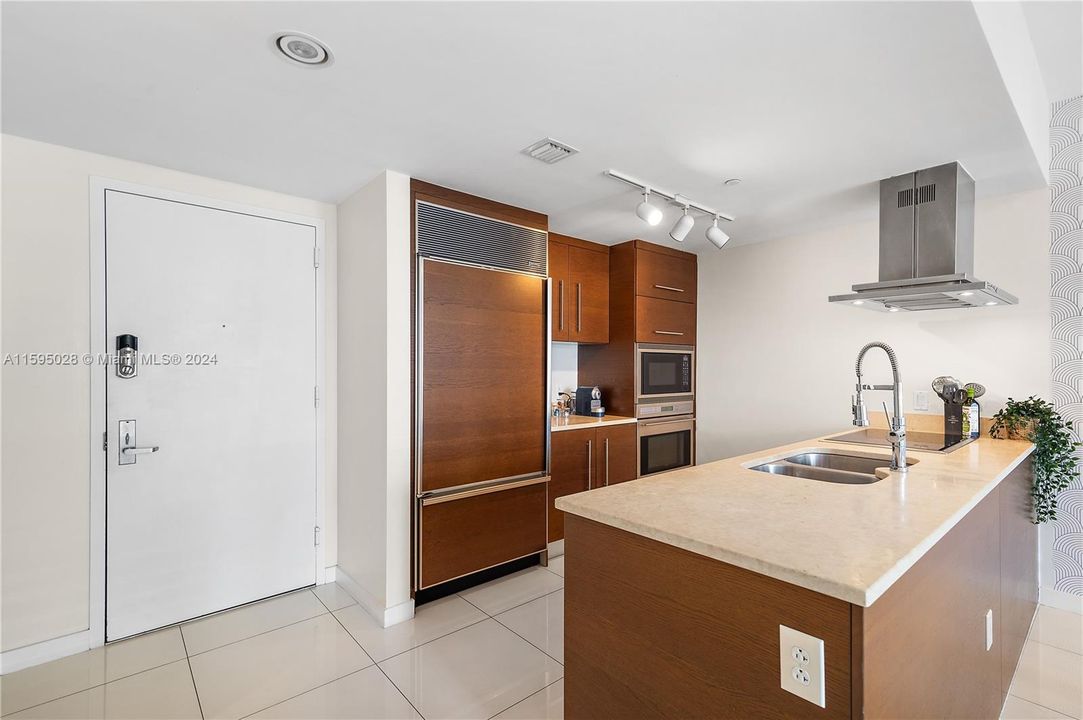 Recently Rented: $4,500 (1 beds, 1 baths, 842 Square Feet)