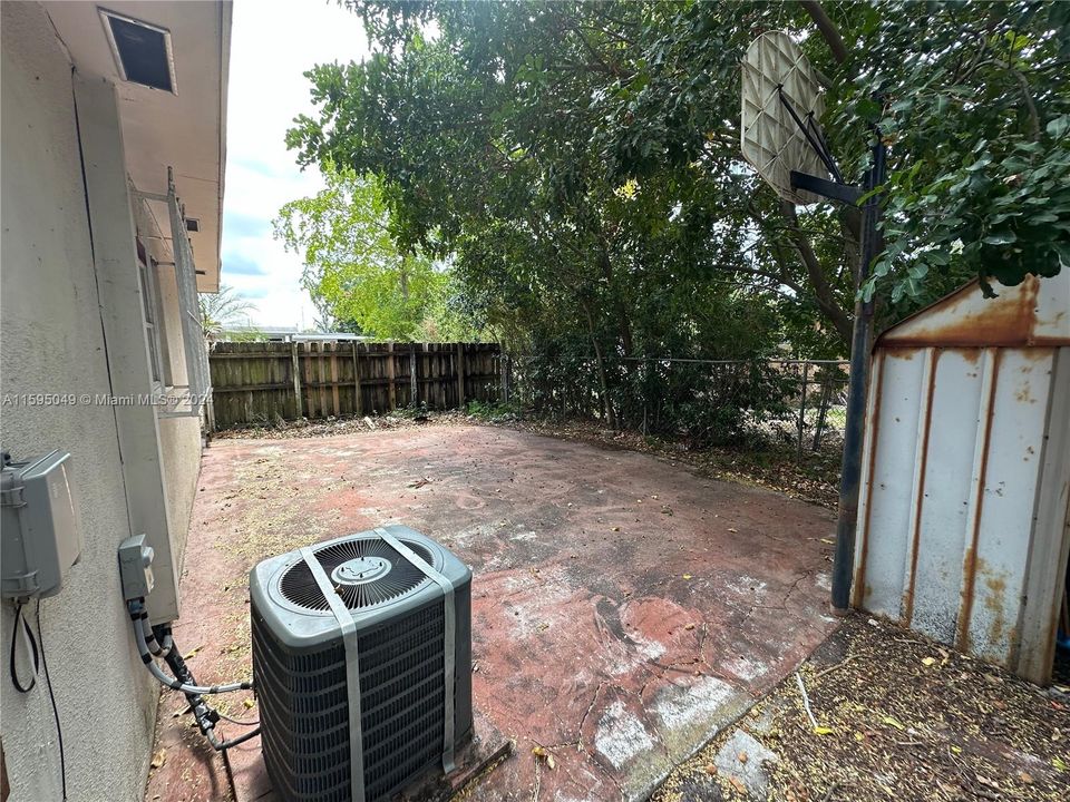 Active With Contract: $2,700 (4 beds, 2 baths, 1559 Square Feet)