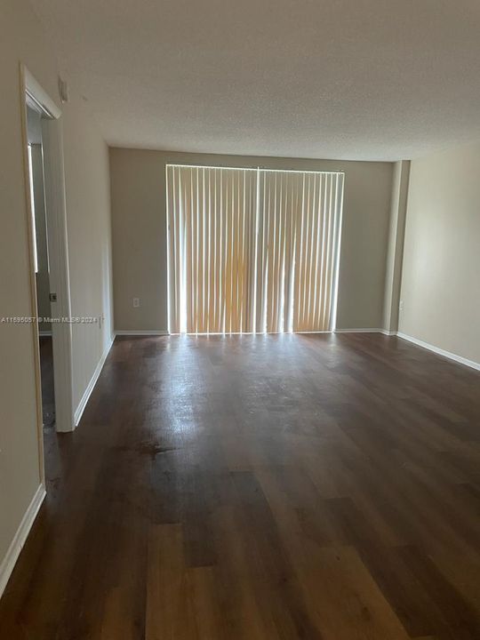 Active With Contract: $1,550 (1 beds, 1 baths, 840 Square Feet)