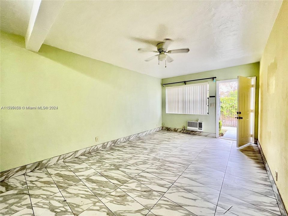 Active With Contract: $1,500 (1 beds, 1 baths, 440 Square Feet)