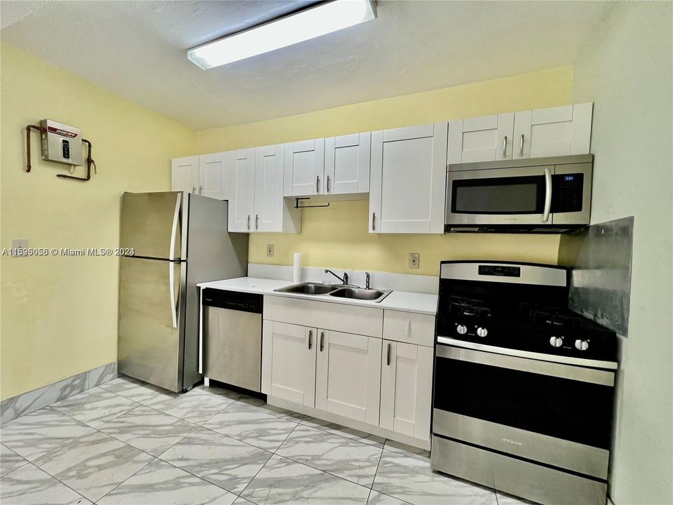 Active With Contract: $1,500 (1 beds, 1 baths, 440 Square Feet)