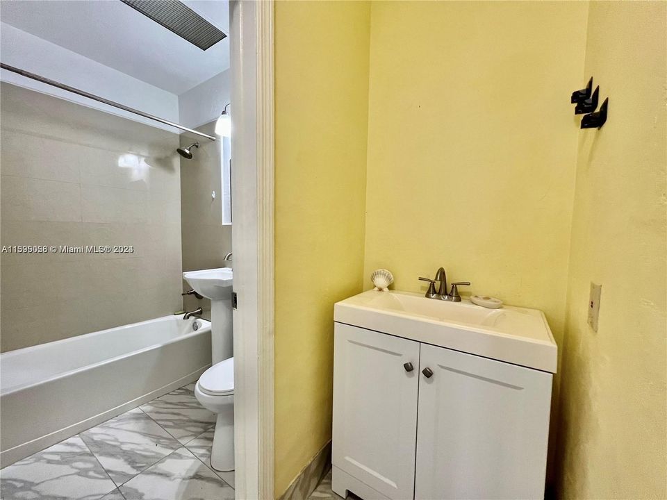 Active With Contract: $1,500 (1 beds, 1 baths, 440 Square Feet)