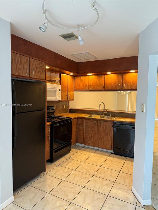 Active With Contract: $2,300 (2 beds, 2 baths, 1176 Square Feet)