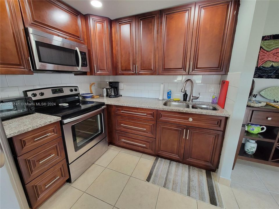 For Sale: $85,000 (1 beds, 1 baths, 720 Square Feet)