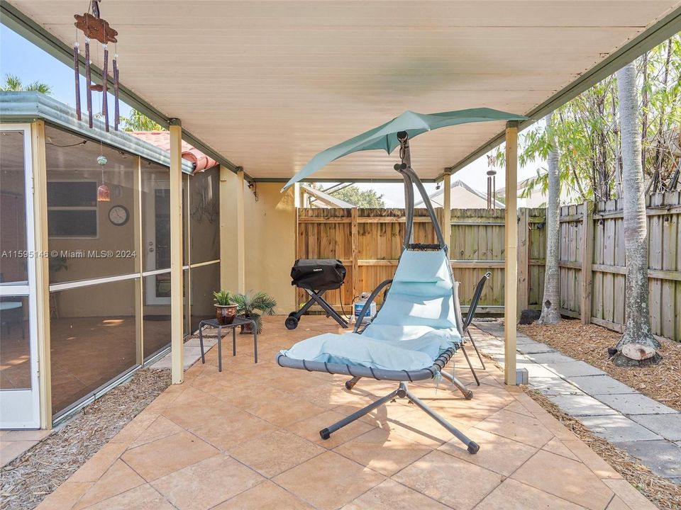Active With Contract: $339,000 (1 beds, 1 baths, 714 Square Feet)