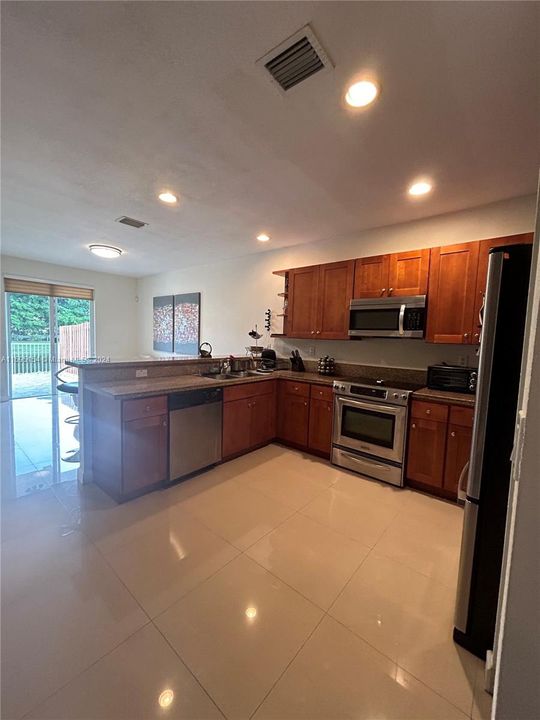 Recently Rented: $4,000 (4 beds, 3 baths, 2001 Square Feet)