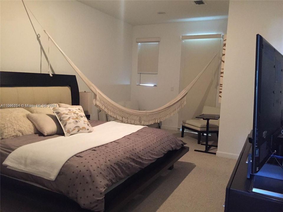 Recently Rented: $4,000 (4 beds, 3 baths, 2001 Square Feet)