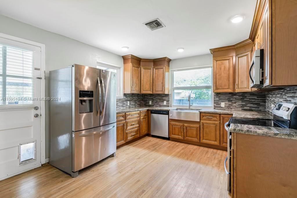 Active With Contract: $3,600 (3 beds, 2 baths, 2111 Square Feet)