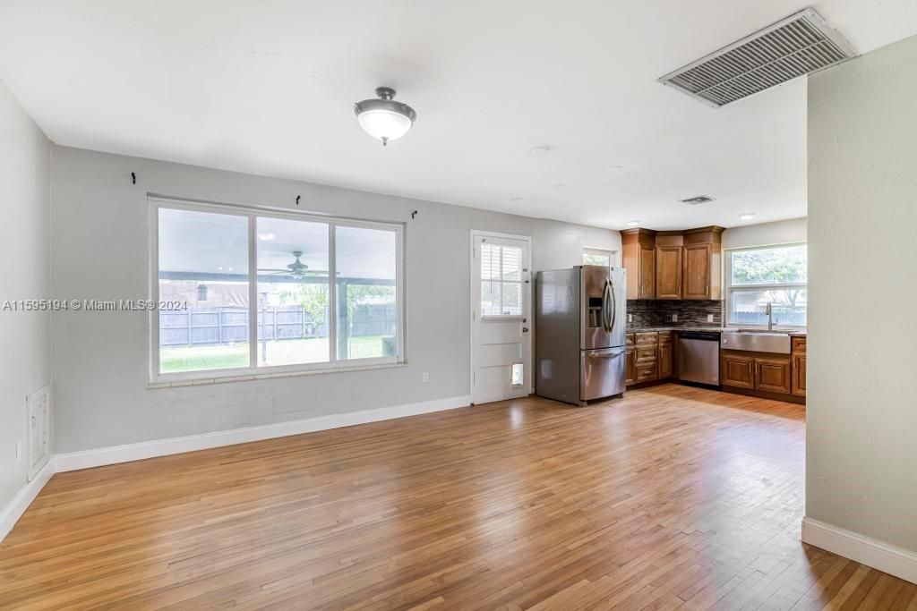 Active With Contract: $3,600 (3 beds, 2 baths, 2111 Square Feet)