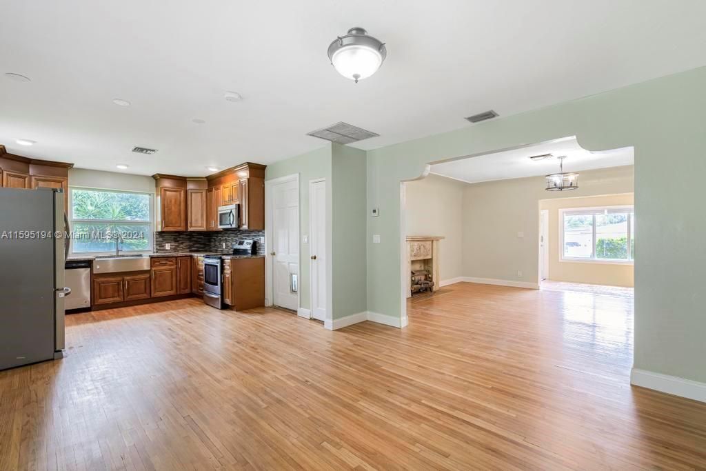 Active With Contract: $3,600 (3 beds, 2 baths, 2111 Square Feet)