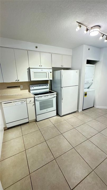 Active With Contract: $2,200 (2 beds, 2 baths, 817 Square Feet)