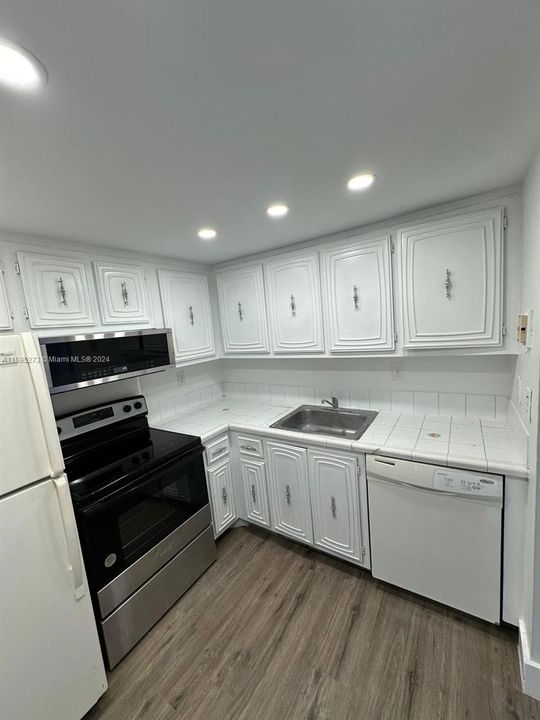 For Sale: $212,000 (2 beds, 2 baths, 1036 Square Feet)