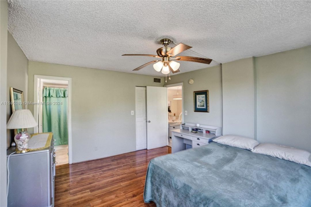 For Sale: $199,000 (2 beds, 2 baths, 975 Square Feet)