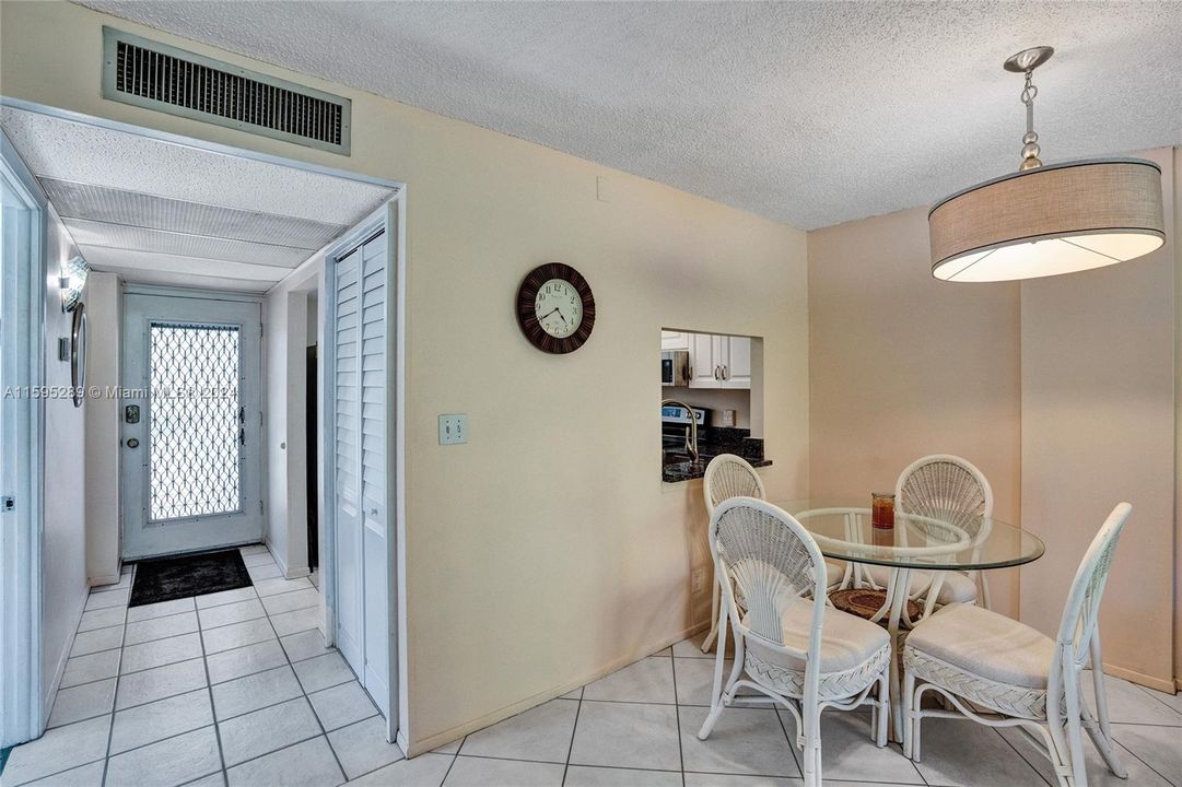 For Sale: $199,000 (2 beds, 2 baths, 975 Square Feet)