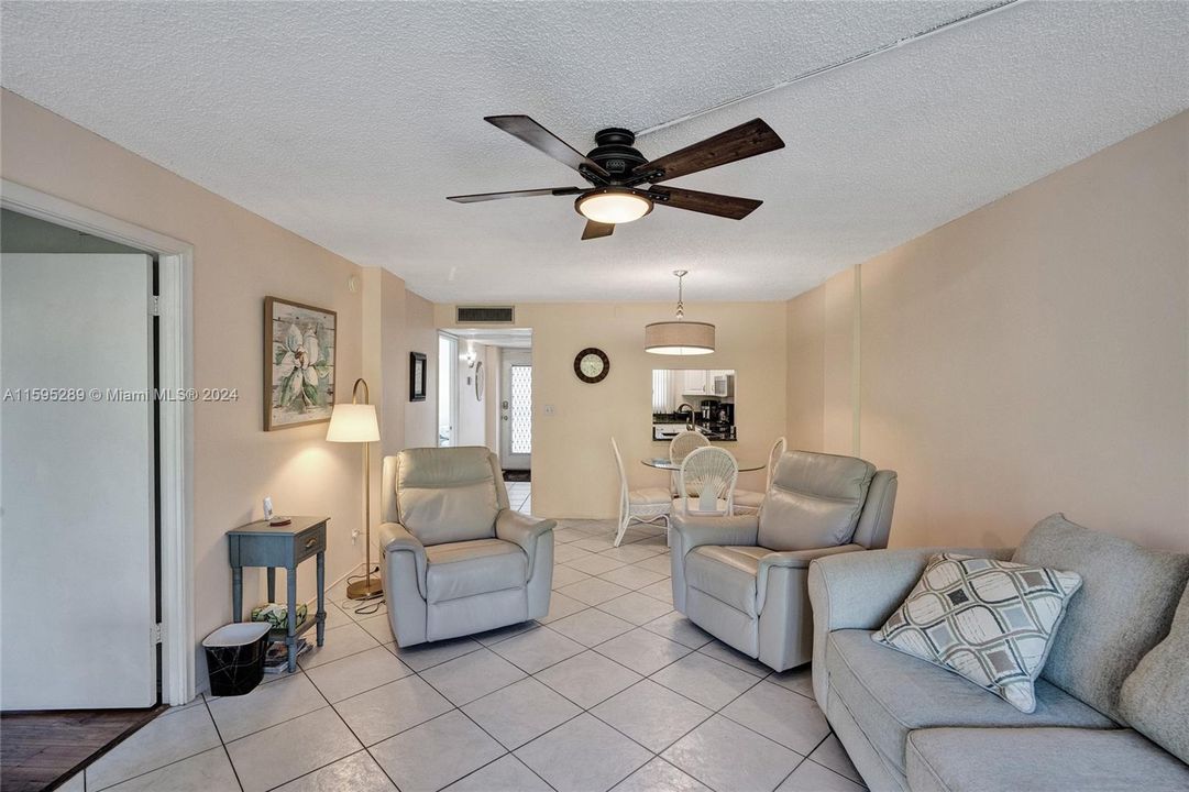 For Sale: $199,000 (2 beds, 2 baths, 975 Square Feet)