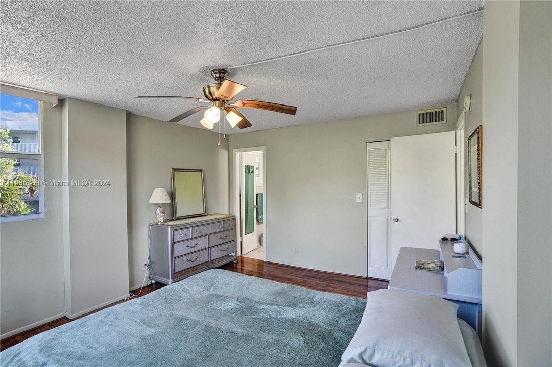 For Sale: $199,000 (2 beds, 2 baths, 975 Square Feet)