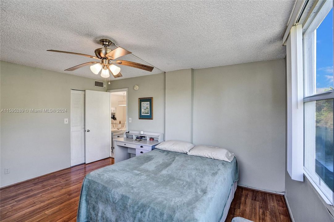 For Sale: $199,000 (2 beds, 2 baths, 975 Square Feet)