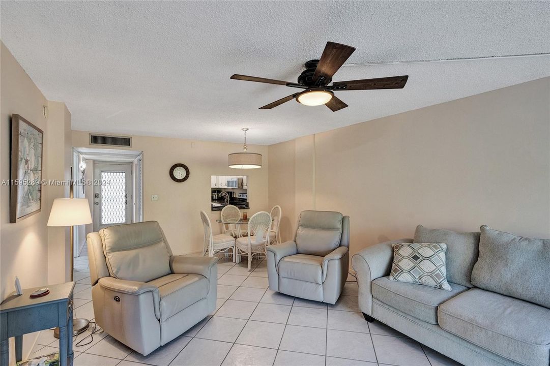 For Sale: $199,000 (2 beds, 2 baths, 975 Square Feet)