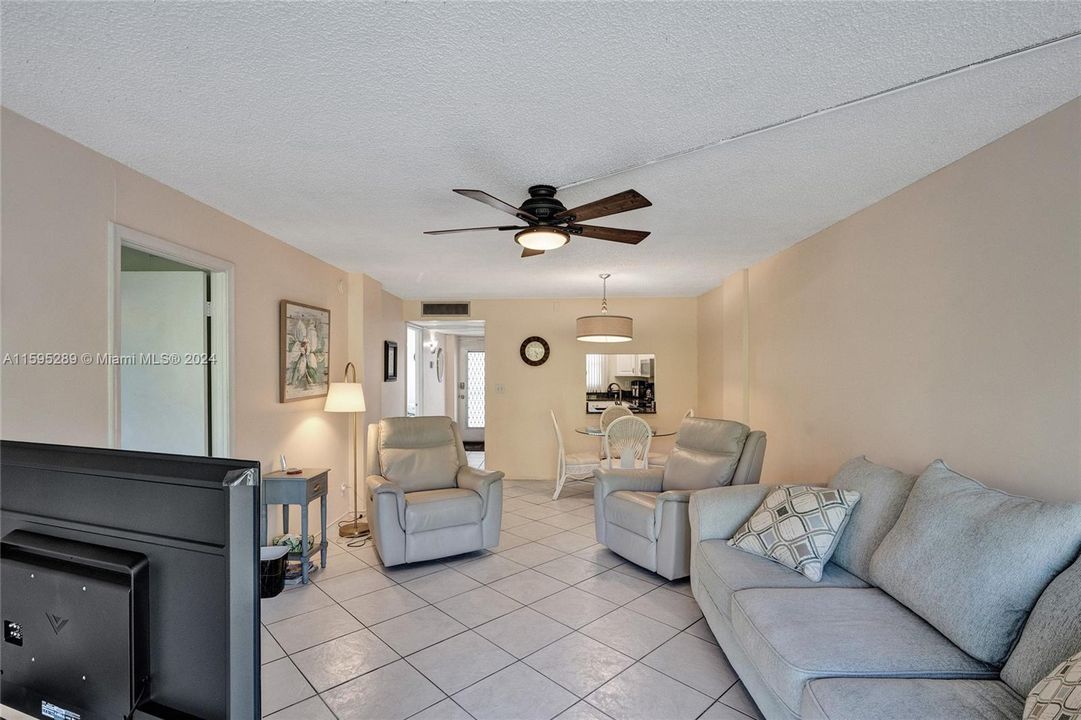 For Sale: $199,000 (2 beds, 2 baths, 975 Square Feet)