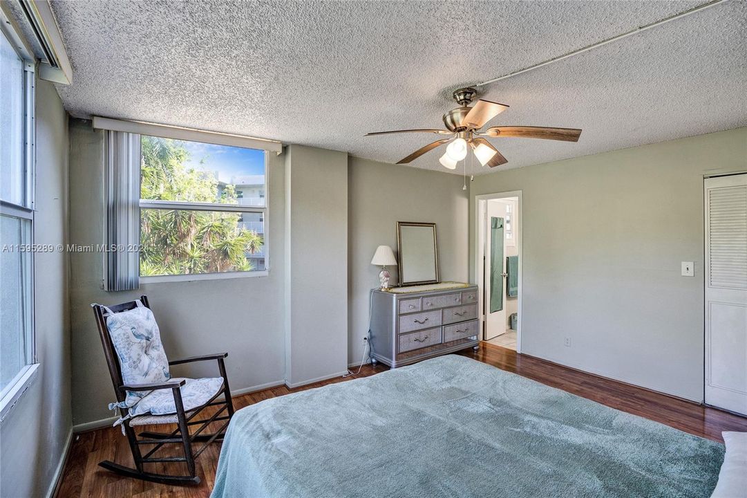 For Sale: $199,000 (2 beds, 2 baths, 975 Square Feet)