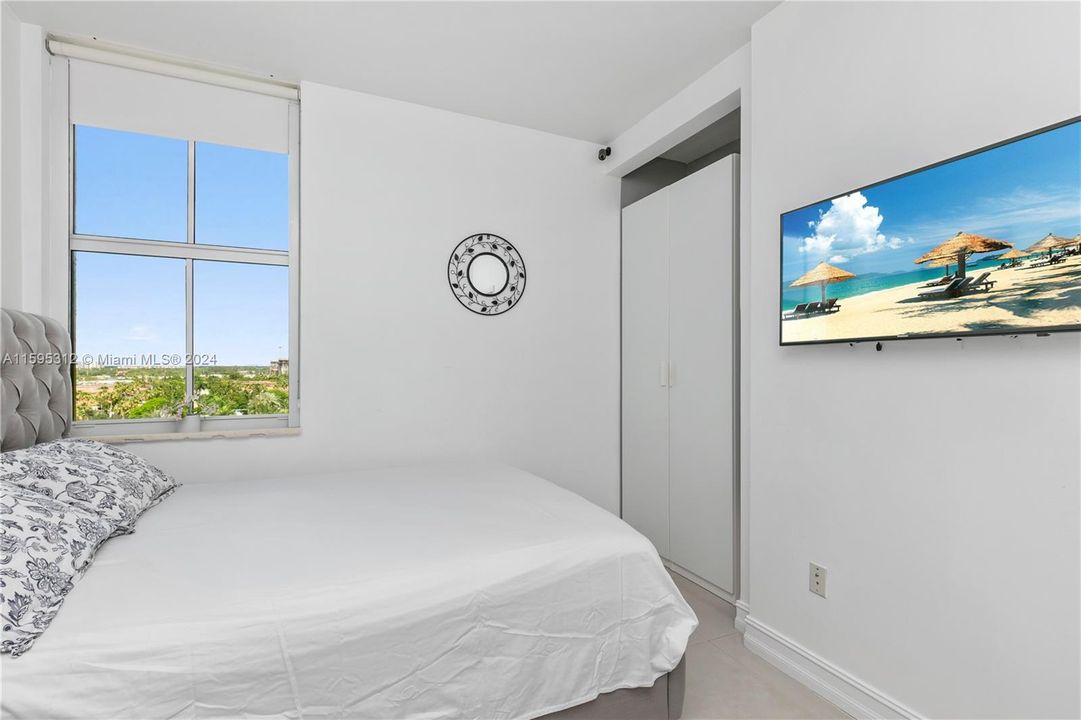 Bright and beautiful 2nd bedroom.