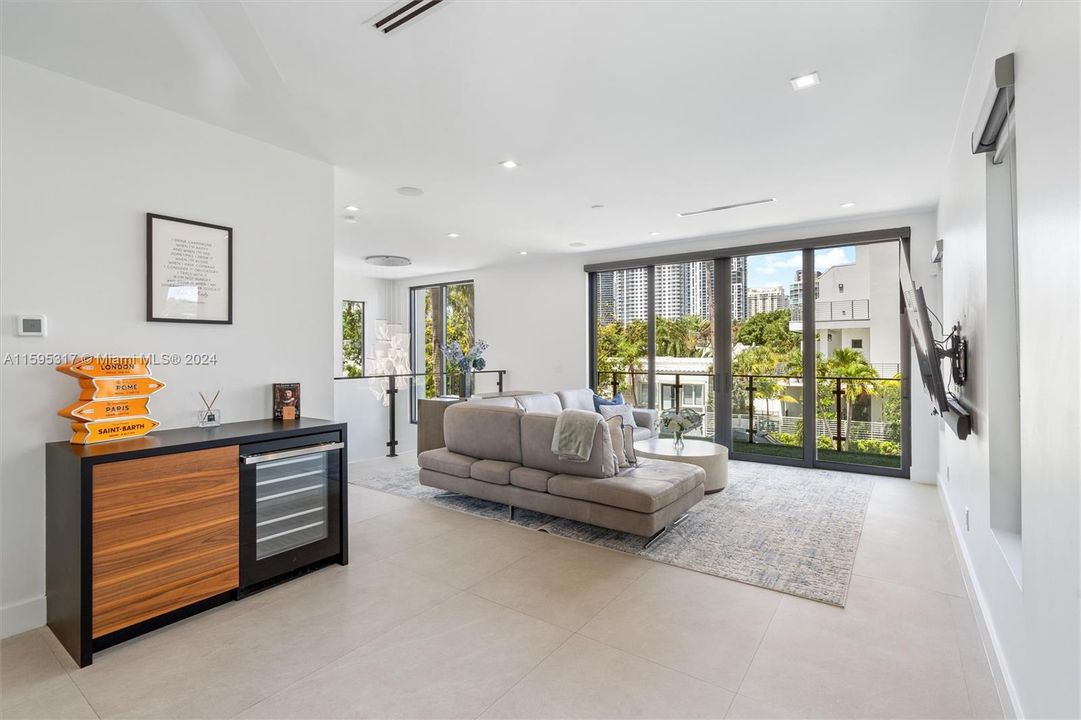 For Sale: $2,295,000 (3 beds, 3 baths, 2758 Square Feet)