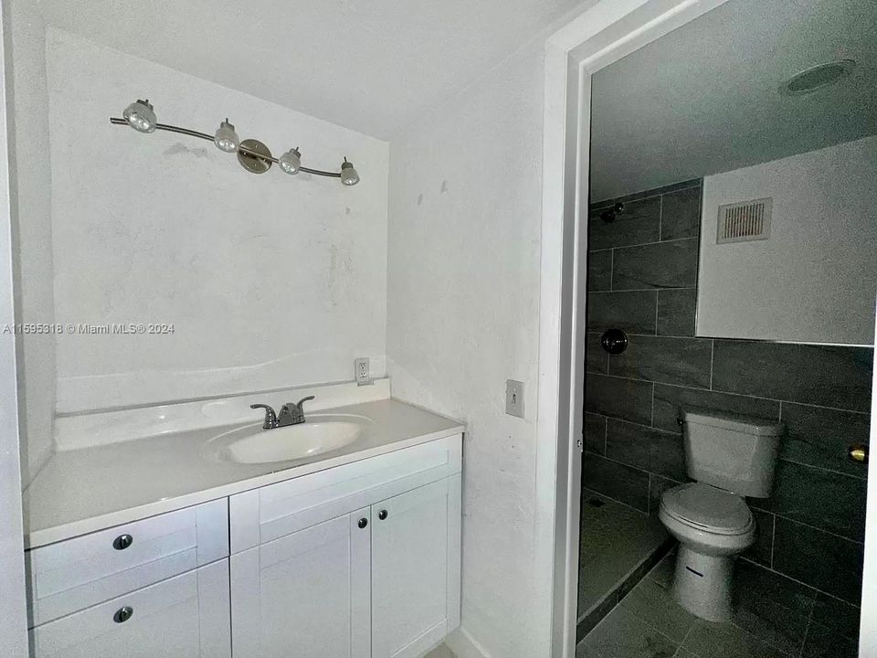 For Sale: $218,500 (1 beds, 1 baths, 678 Square Feet)