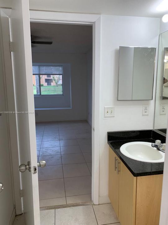 Active With Contract: $1,650 (2 beds, 1 baths, 954 Square Feet)