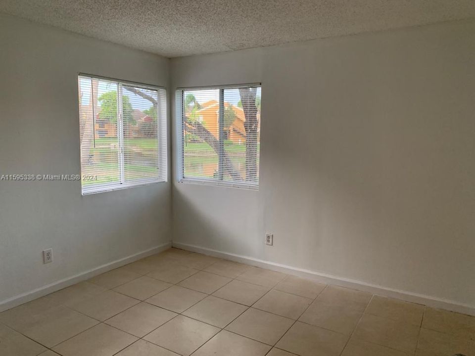 Active With Contract: $1,650 (2 beds, 1 baths, 954 Square Feet)