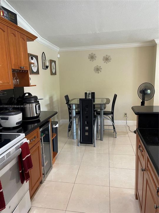 Active With Contract: $2,200 (2 beds, 1 baths, 891 Square Feet)