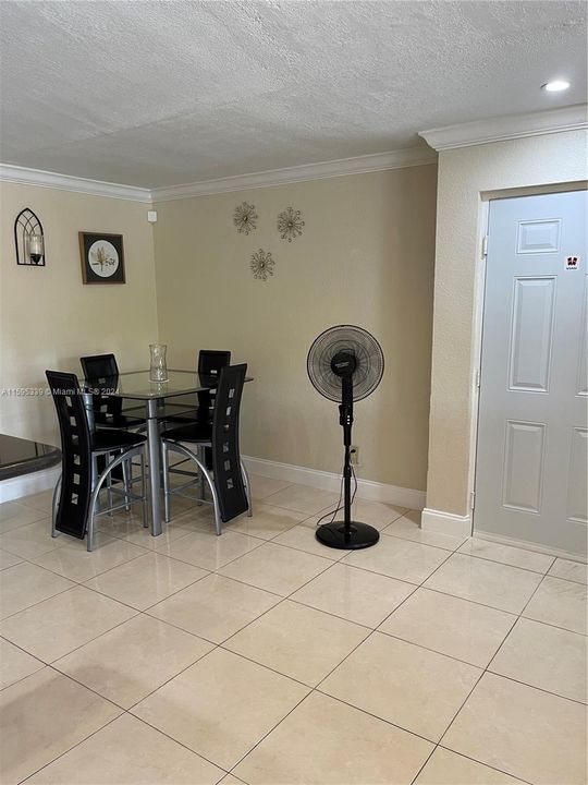 Active With Contract: $2,200 (2 beds, 1 baths, 891 Square Feet)