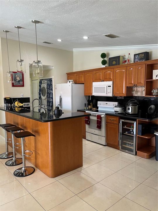 Active With Contract: $2,200 (2 beds, 1 baths, 891 Square Feet)