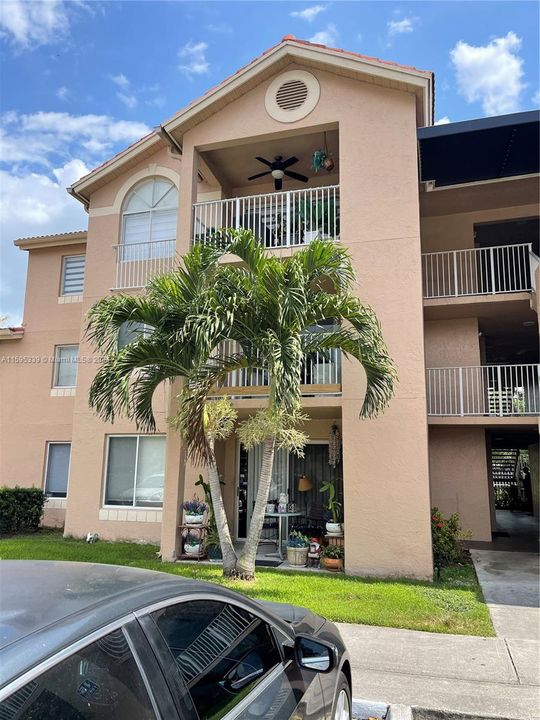 Active With Contract: $2,200 (2 beds, 1 baths, 891 Square Feet)
