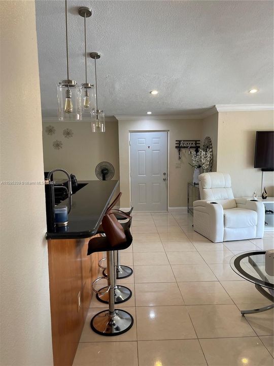 Active With Contract: $2,200 (2 beds, 1 baths, 891 Square Feet)